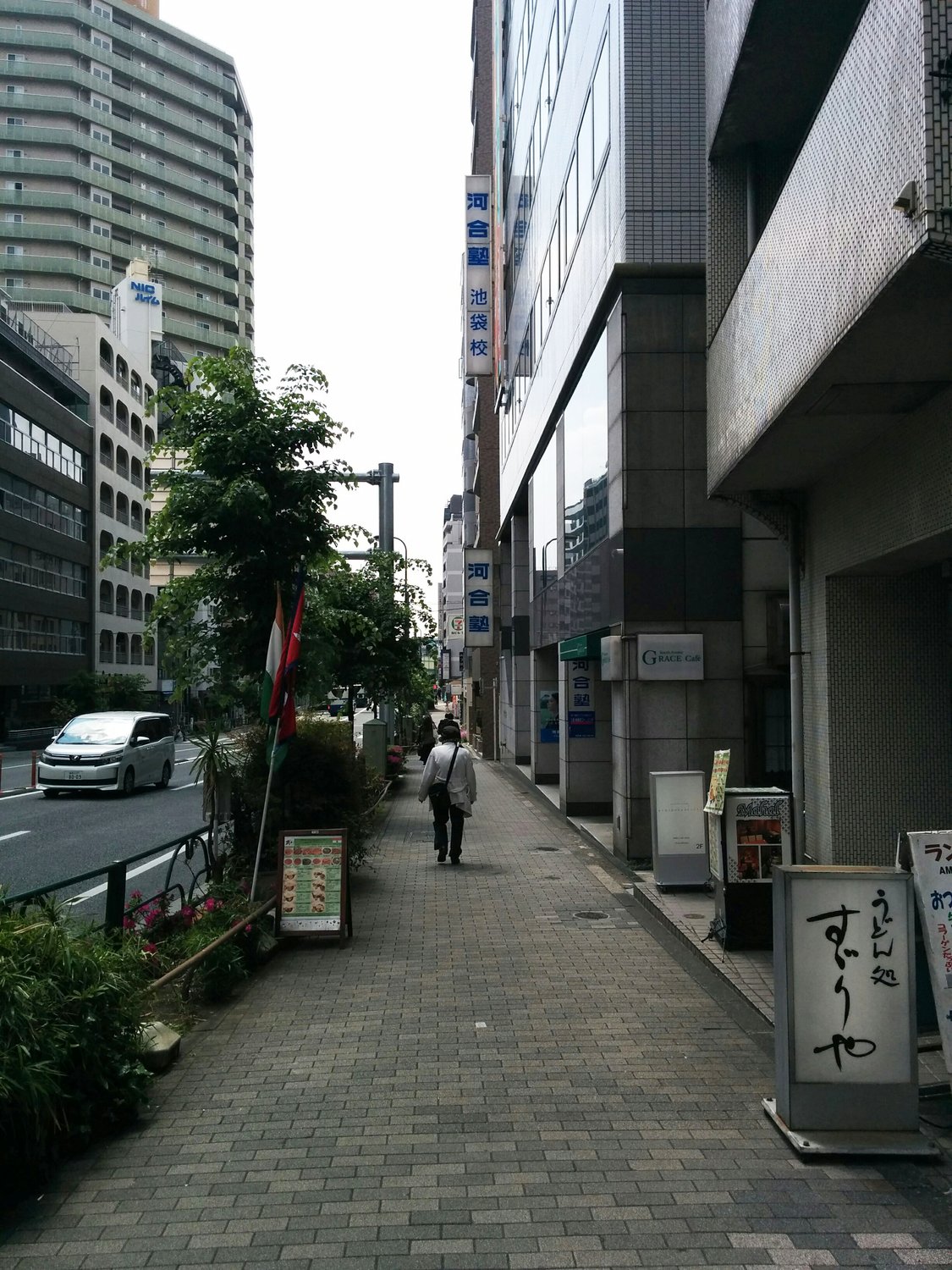 １．池袋駅東口より（徒歩8分）