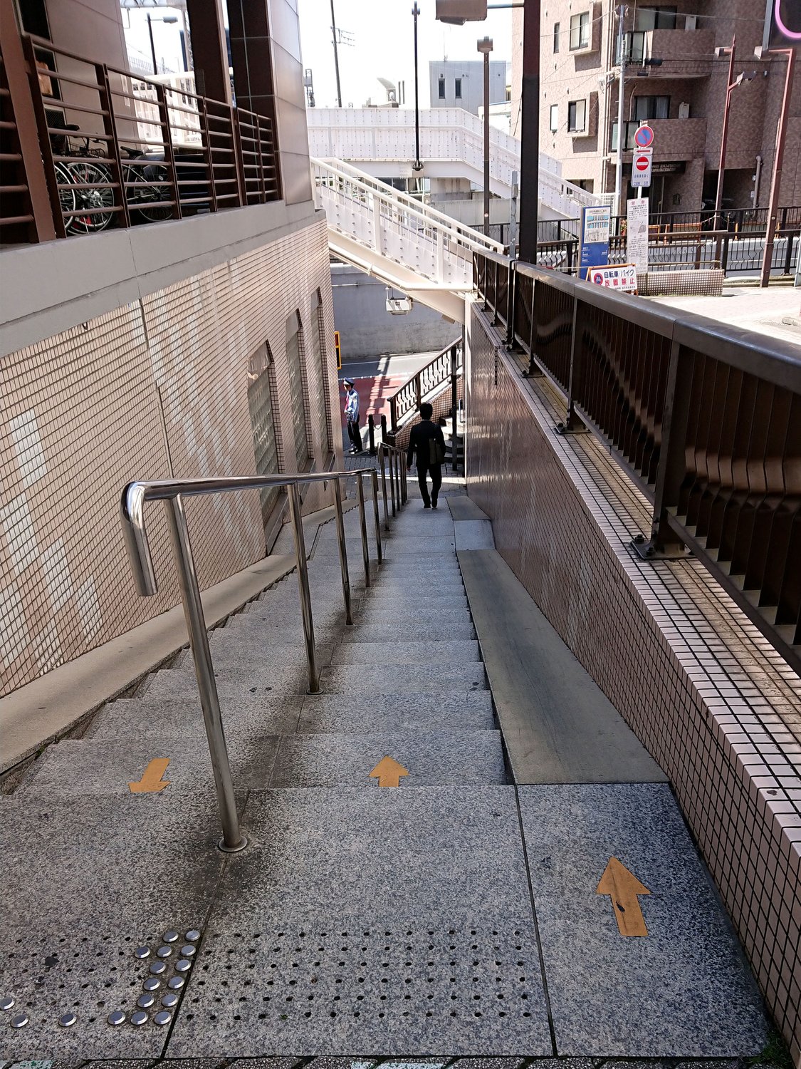 ２．メトロポリタン口より（徒歩7分）